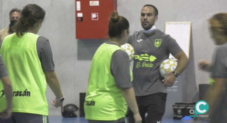 Manolo Moreno da instrucciones a sus jugadoras en un entrenamiento