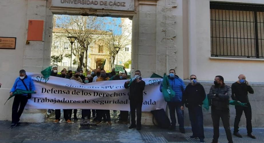 Los vigilantes de seguridad denuncian el despido de 11 trabajadores por la UCA