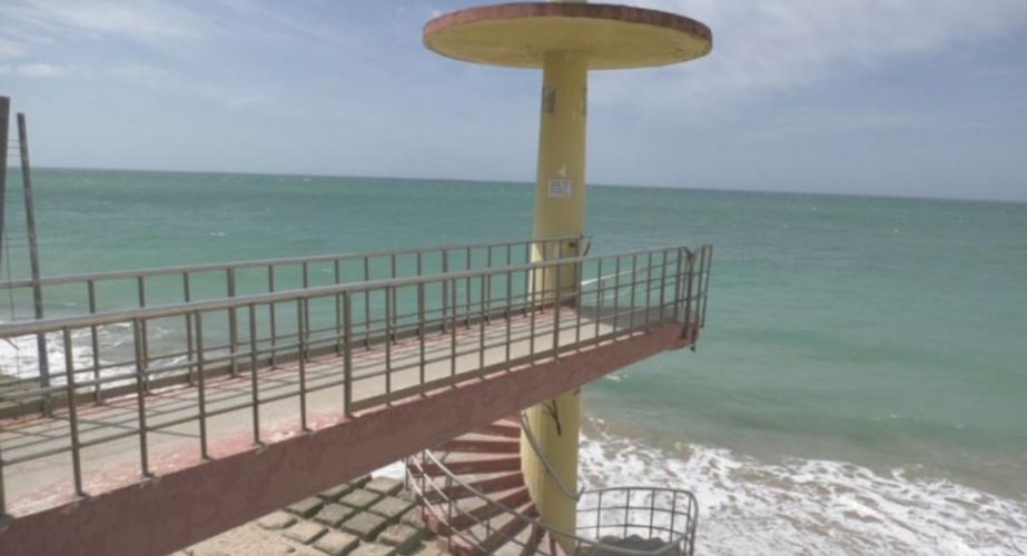 La escalera de acceso de la playa de Santa María del Mar, clausurada por seguridad desde el año pasado