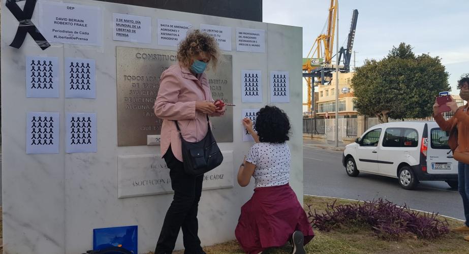 Miembros del Colegio de Periodistas durante la pegada de carteles En los últimos 5 años han perdido la vida 388 periodistas