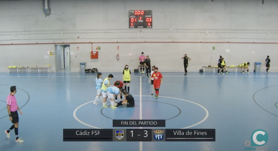 Las jugadoras almerienses consuelan a la capitana del Cádiz FSF al término del partido