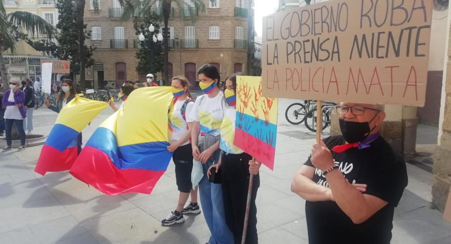 Numerosas pancartas de denuncia y banderas colombianas estuvieron presentes en el acto. Las protestas de Colombia llegan a las calles gaditanas.