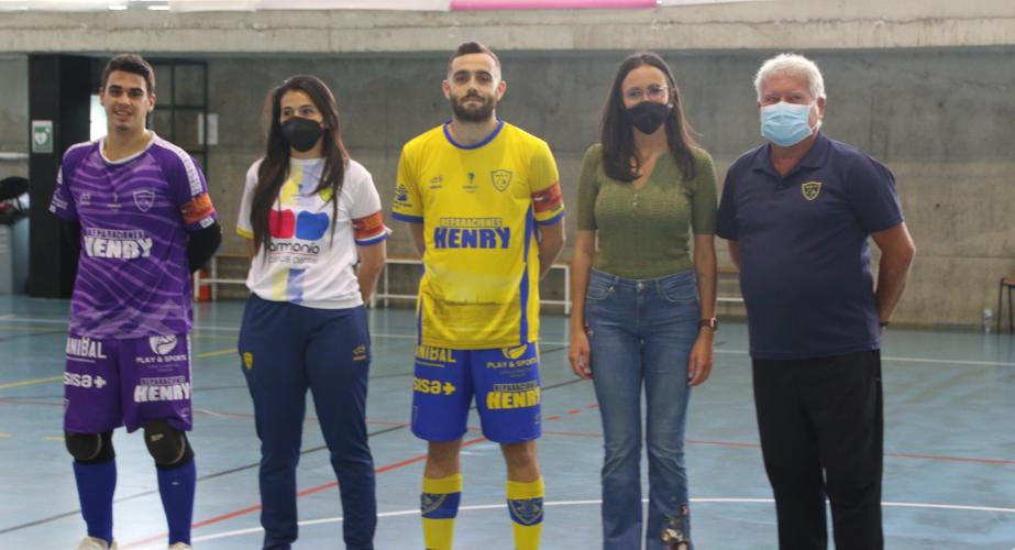 La concejala delegada de Cultura, Lola Cazalilla, junto a los capitanes de las tres categorías del Cádiz C.F. Virgili. La candidatura al X Congreso de la Lengua sigue sumando apoyos.