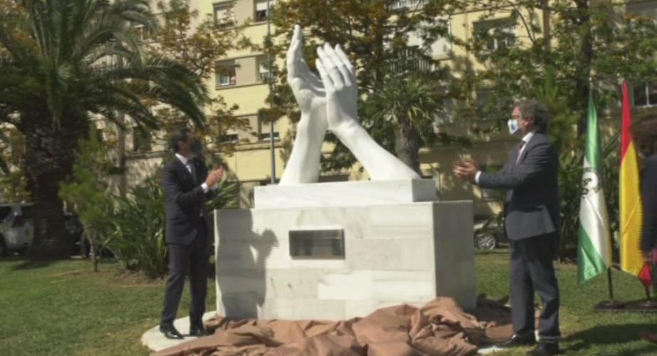 El presidente de la Junta y el alcalde accidental de Cádiz inauguran el monumento de homenaje a los sanitarios