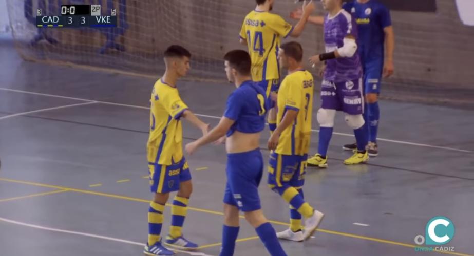 Los jugados se saludan al término del partido Los jugados se saludan al término del partido