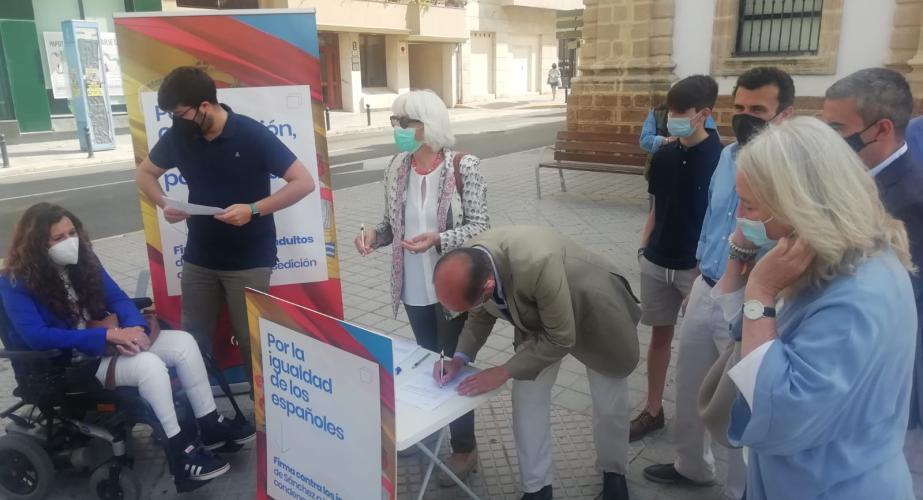 Juan José Ortiz, presidente del Grupo Municipal Popular, en el momento de la firma. El PP de Cádiz se suma a la campaña del partido a nivel nacional contra los indultos a los independentistas catalanes