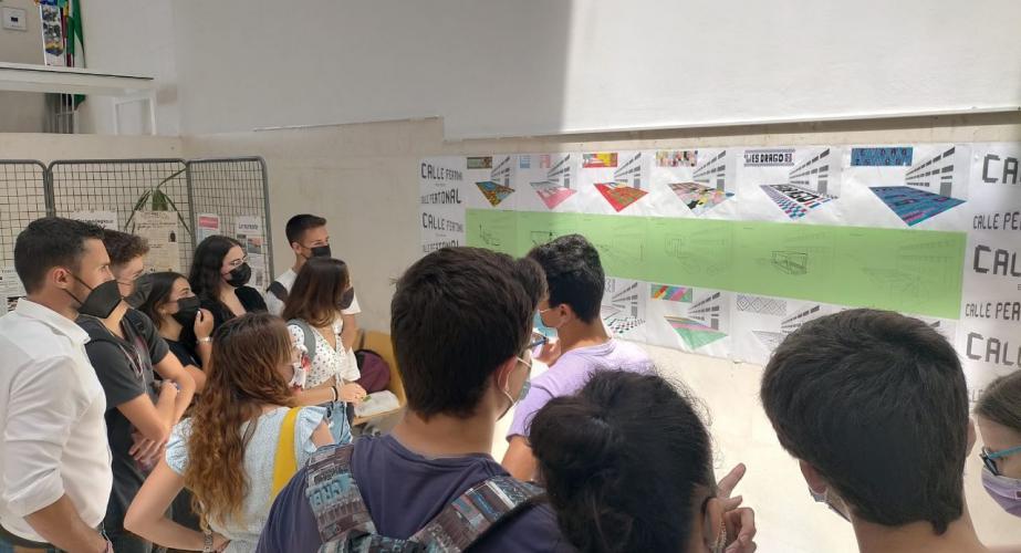 La concejala de Juventud, Lorena Garrón, y el de Urbanismo, Martín Vila, junto al alumnado en la visita que realizaron al IES Drago. El Ayuntamiento estudia las propuestas del alumnado del IES Drago para el tramo peatonalizado de Marianista Cubillo.