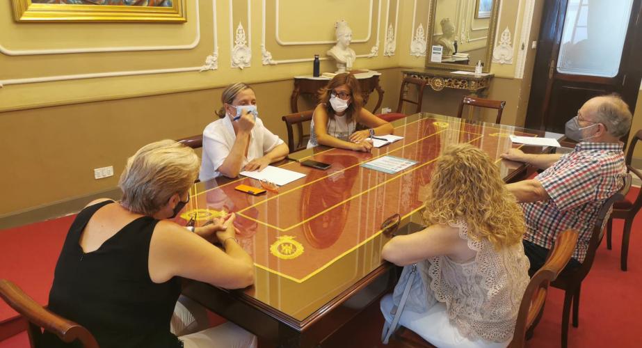 Momento de la reunión con los representantes de la federación Vecinos Cádiz. Las dos iniciativas presentadas fueron la elaboración de unos presupuestos participativos y el cumplimiento del reglamento de participación ciudadana.