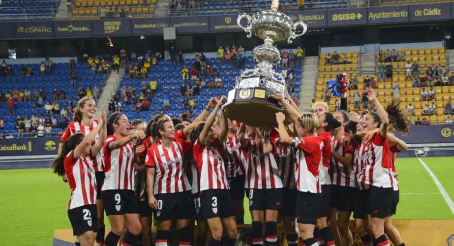 Las jugadoras del Athletic levantan el Trofeo (foto: CádizCF) Las jugadoras del Athletic levantan el Trofeo (foto: CádizCF)