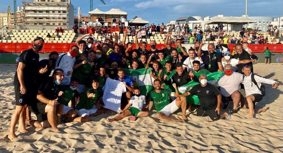 La arena de la Victoria con los campeones de la Selección andaluza en la celebración del campeonato. La selección de Andalucía senior de fútbol playa se proclama campeona en el Cádiz Arena.