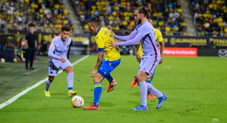 Salvi trata de controlar el balón ante Mingueza y Coutinho Salvi trata de controlar el balón ante Mingueza y Coutinho