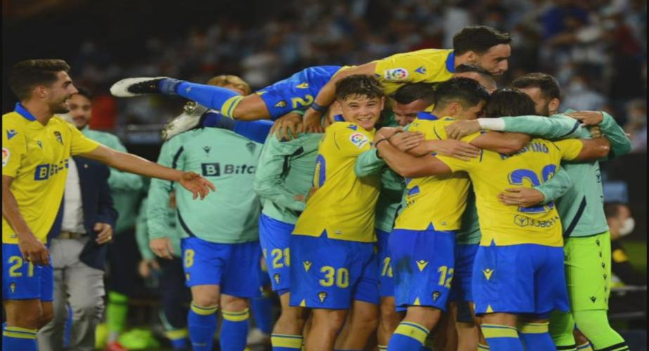 Los jugadores del Cádiz celebran la victoria 