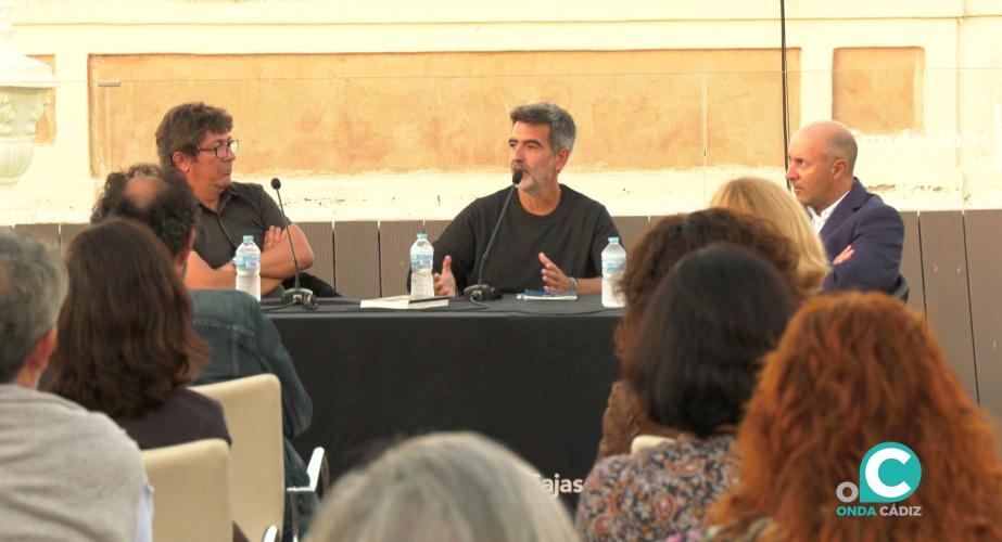 Imagen del autor Antonio Lozano junto a los periodistas Pedro Ingelmo y Pedro Espinosa. 
