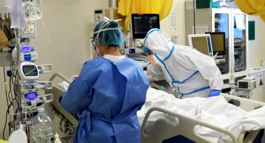 Sanitarios asisten a un afectado de Covid-19 Sanitarios asisten a un afectado de Covid-19