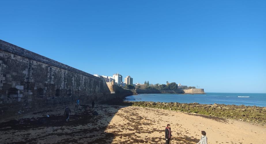 Un grupo de personas ha limpiado este espacio de la ciudad La playa se encuentra casi abandonada
