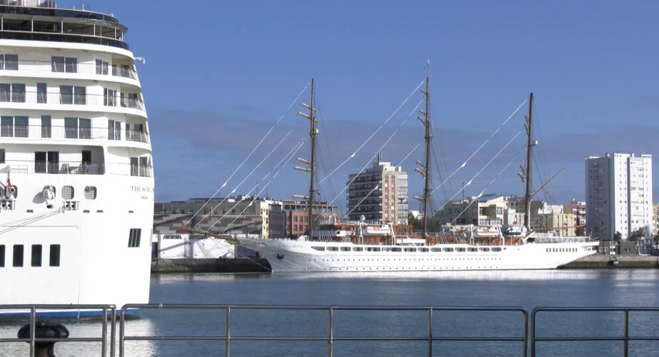 Los cruceros premium The World y Sea Cloud Spirit atracados en el puerto de Cádiz