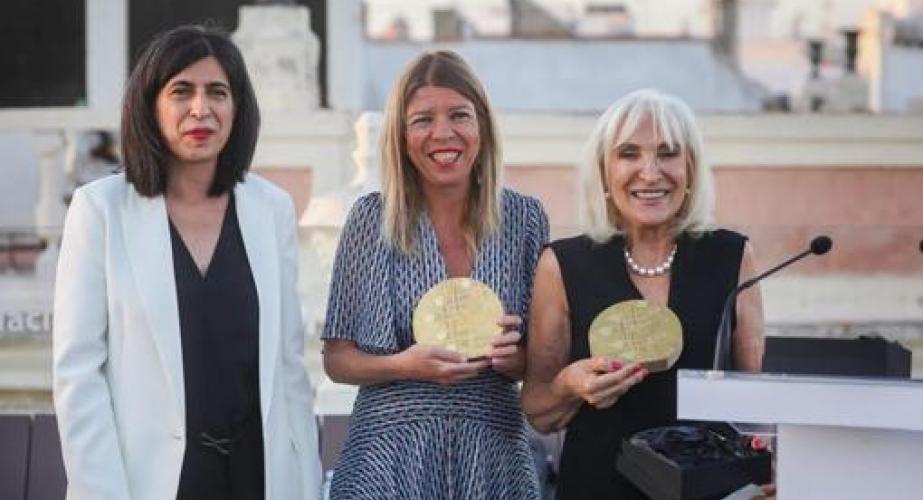 Lola Callealta de Afedu, y Mar Díez, gerente de la Fundación Cajasol, junto a la presidenta de la Tertulia, Susi Cigüela El acto ha celebrado su quinta edición