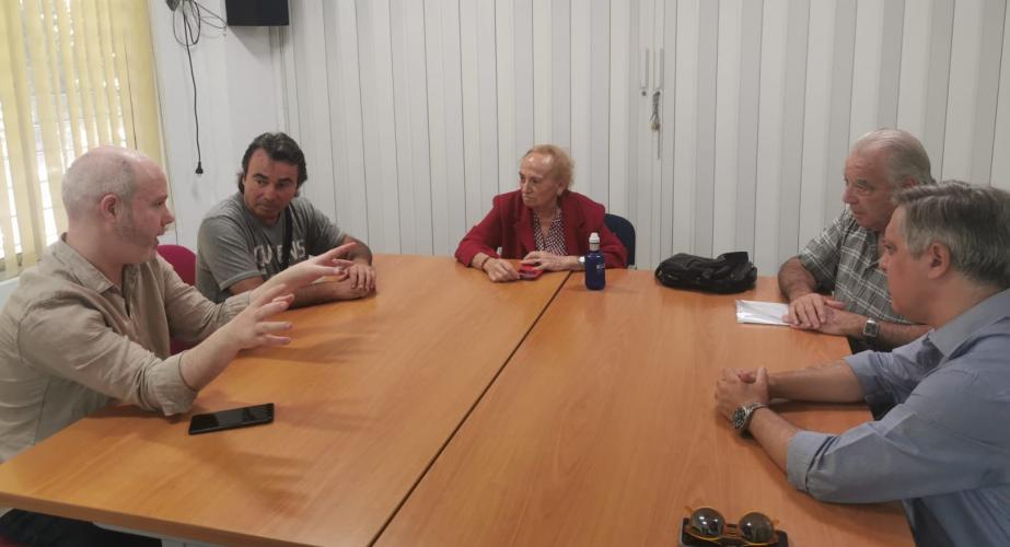 Responsables del PSOE local durante la reunión con representantes de la AVV Bahía Gaditana