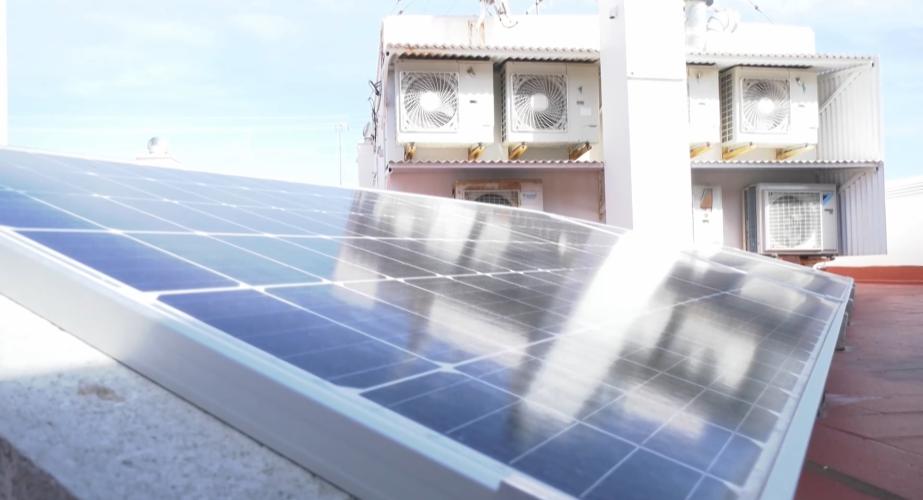 Placas solares instaladas en la azotea de un edificio municipal