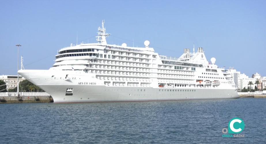 El crucero de lujo Silver Moon atracado en el Muelle Ciudad de Cádiz