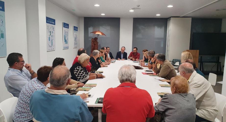 El presidente de Eléctrica de Cádiz, José Ramón Páez, en el encuentro con las entidades vecinales La empresa muinicipal ofrecerá ayudas para poder rebajar la factura