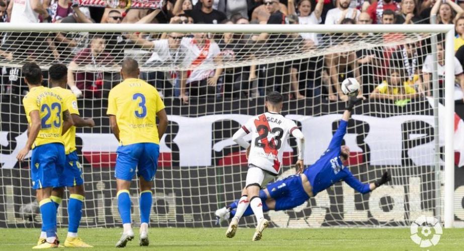 El primer gol del Rayo llegaba tras un penalti y expulsión de Iza. 