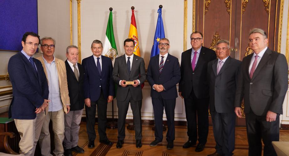 Presentación del expediente de la Candidatura al presidente de la Junta de Andalucía 