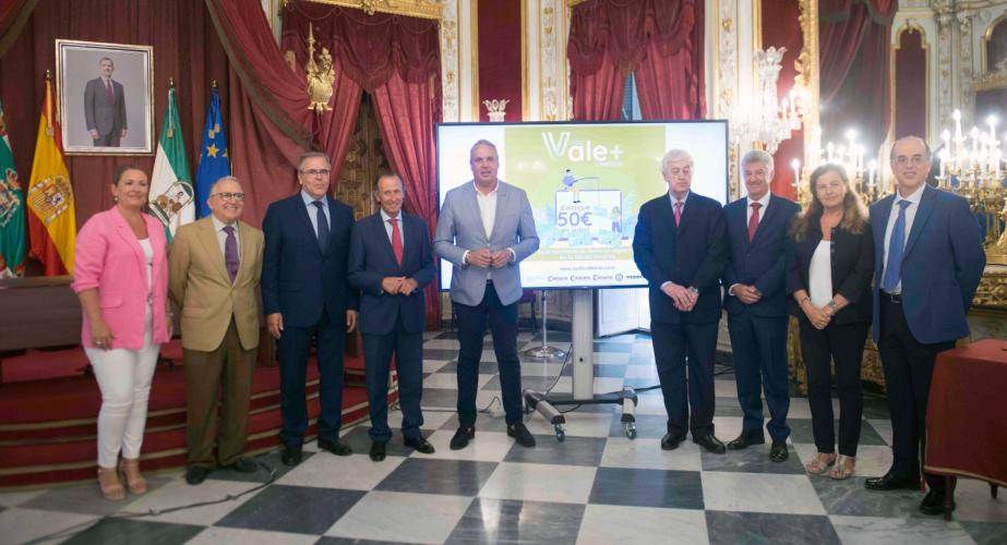 Presidente y Vicepresidente de Diputación junto a empresarios de hostelería durante la presentación de la Campaña 'Cádiz vale más'