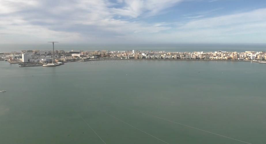 Imagen del nuevo cableado eléctrico sobre la Bahía desde la torre de Endesa en Cabezuela