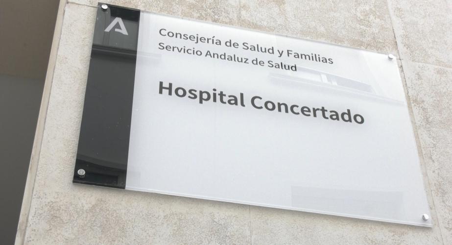 Según advierte la Consejería, la empresa continuó atendiendo pacientes sin el contrato formalizado dada la imposibilidad de prestar asistencia hospitalaria con medios propios del Servicio Andaluz de Salud en algunas zonas goegráficas sin ellos.