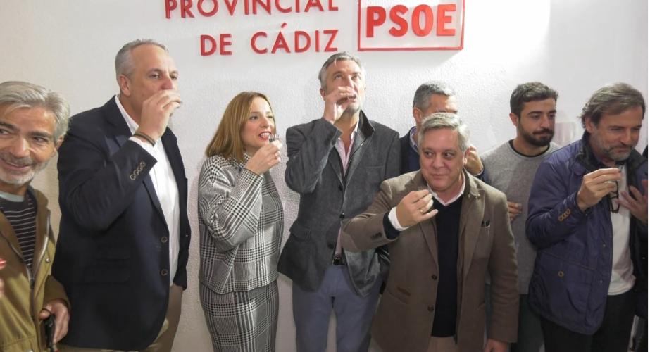 El secretario provincial del PSOE brinda por 2023 junto a otros miembros del partido y de la prensa en el tradicional desayuno de Navidad