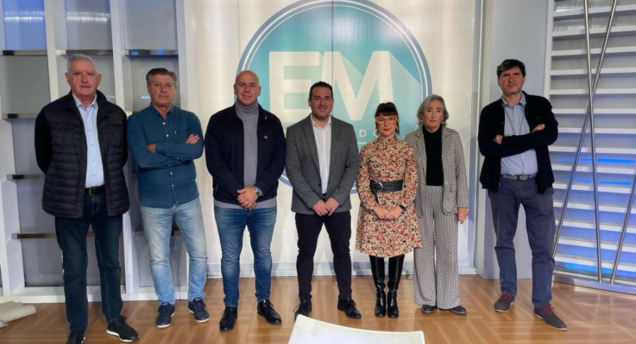 Representantes de la emisora municipal, y de la Real Federación Andaluza de fútbol tras la firma del acuerdo