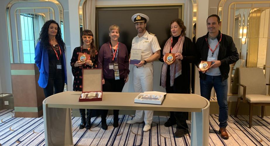 La concejala delegada de Turismo, Montemayor Mures junto durante la visita institucional. Visita institucional en la primera escala del crucero Arvia.