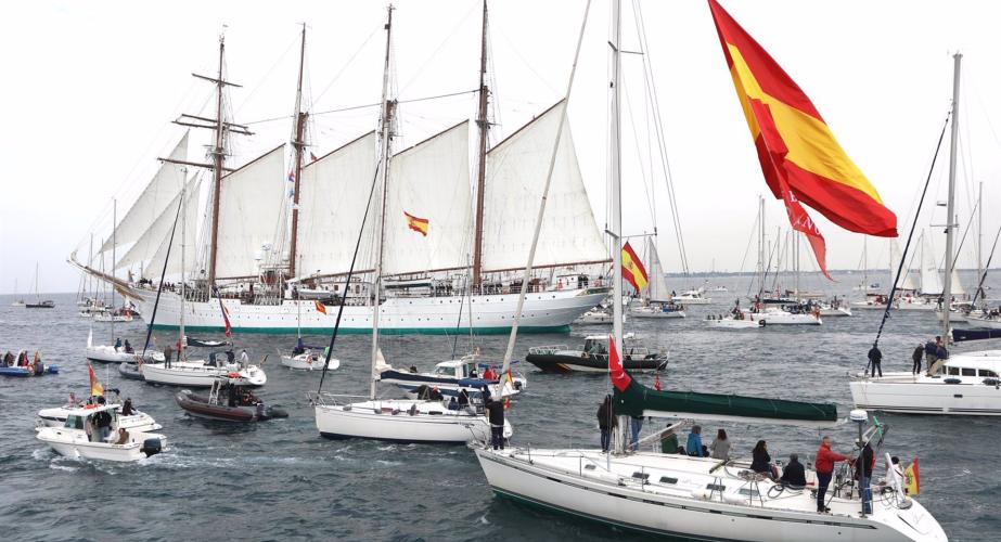 El Juan Sebastián Elcano en su última salida desde Cádiz