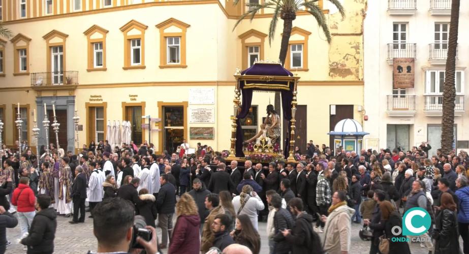 El cortejo del Vía Crucis atraviesa la plaza de la Catedral acompañado por numerosos hermanos, files y público en general