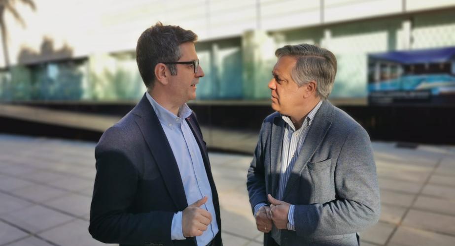 El candidato a la alcadía de Cádiz por el PSOE, Óscar Torres, conversando con el ministro, Félix Bolaños, junto al Parador. Óscar Torres propone al ministro Bolaños la creación de una sede del Centro de Estudios Políticos y Constitucionales en el Rosario.