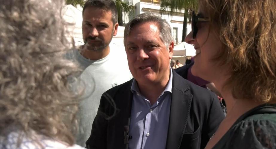 El candidato del PSOE Cádiz, Óscar Torres, junto a miembros de su candidatura al Ayuntamiento gaditano