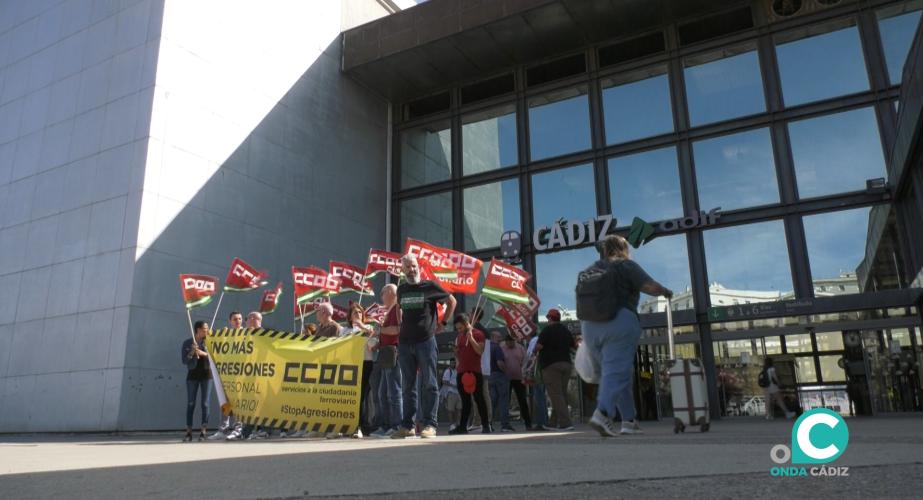Este lunes el sindicato CCOO se ha concentrado frente a las puertas de la Estación de Trenes, en la capital.
