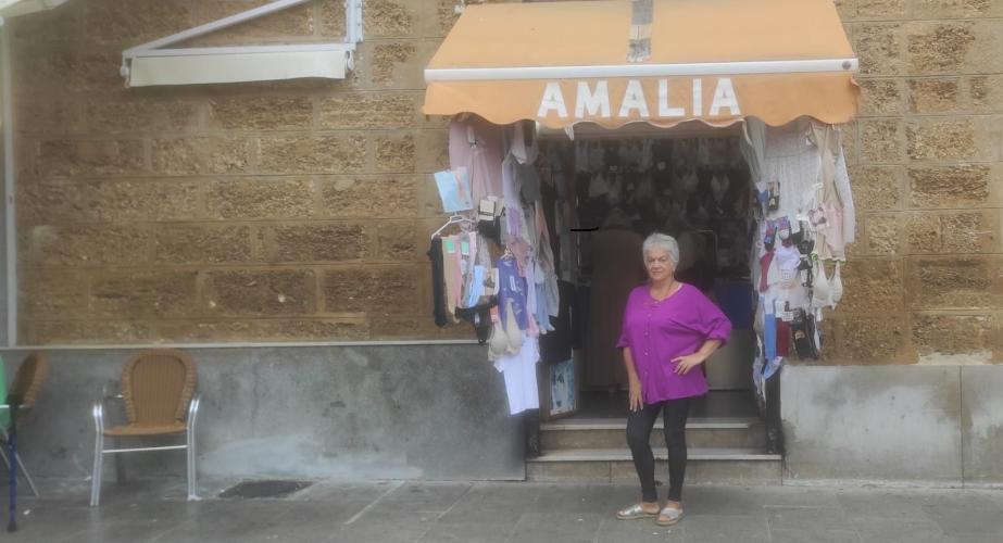 El popular comercio Amalia junto a su dueña El establecimiento de lencería abrió sus puertas hace 30 años en la plaza de la Libertad