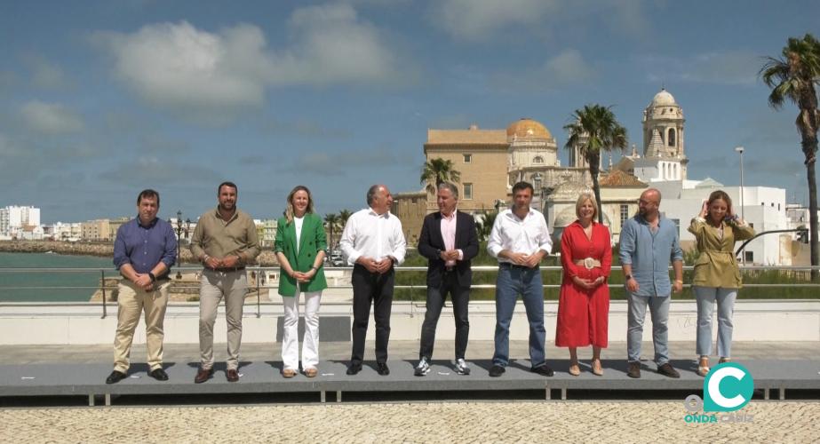 Bendodo junto al presidente del PP de Cádiz, Bruno Garcíay otros candidatos ganadres de la provincia 