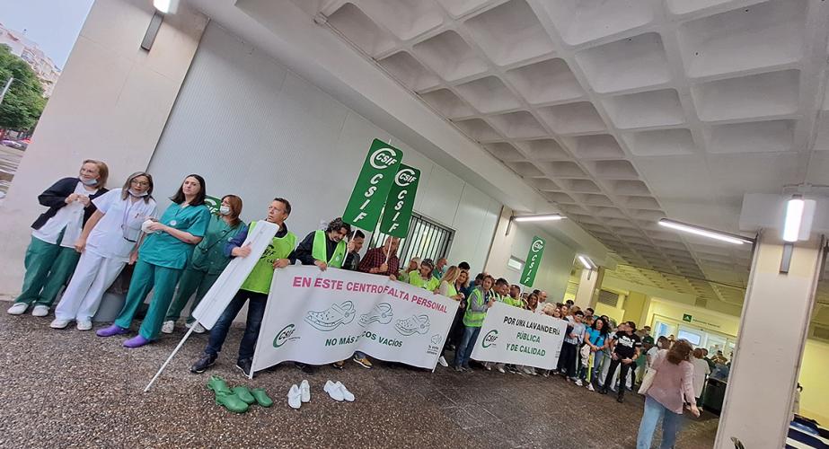 Delegados y trabajadores protestan a las puertas del hospital