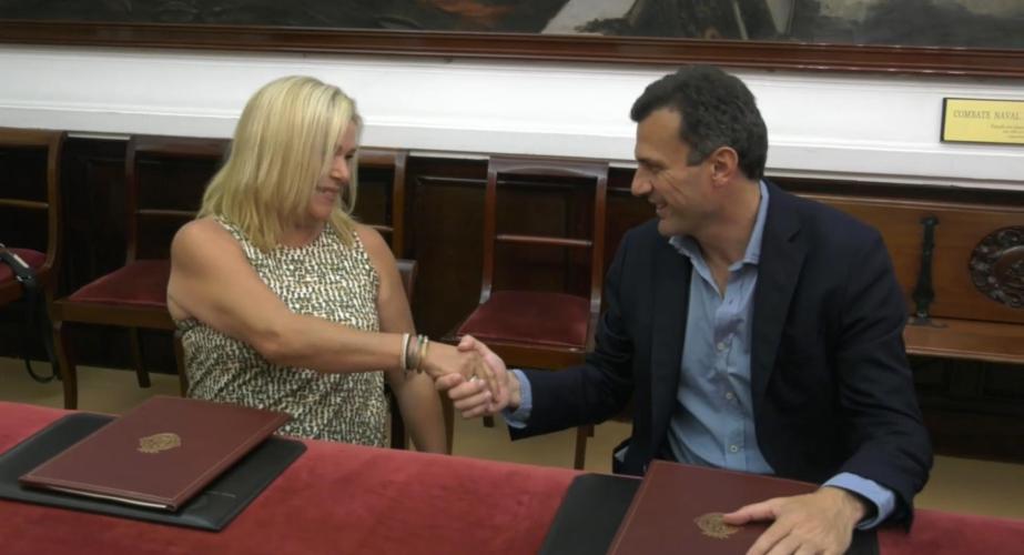 El alcalde de Cádiz y la presidenta de la Asociación de Comerciantes de Extramuros se estrechan la mano tras la firma del convenio