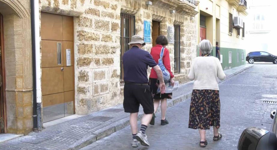 Varios turistas pasan por delante de un inmueble de Viviendas con Fines Turísticas  (VFT)