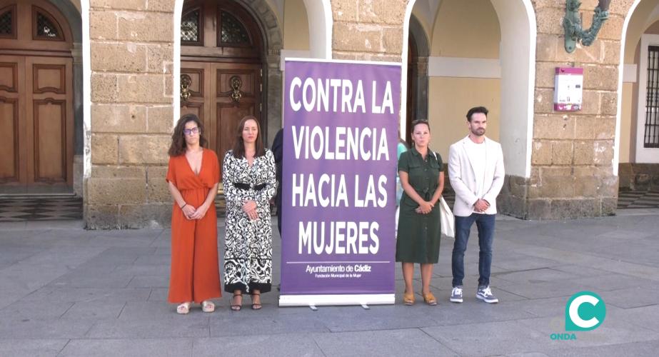Minuto de silencio en el Ayuntamiento de Cádiz