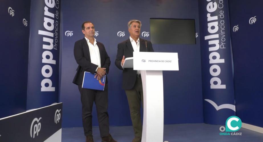 Los diputados nacionales del PP de Cádiz, Ignacio Romaní y Pedro Gallardo, durante la rueda de prensa