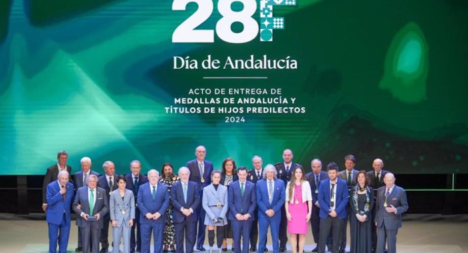 Foto de familia de los premiados en el 28F, Día de Andalucía, de 2024.
