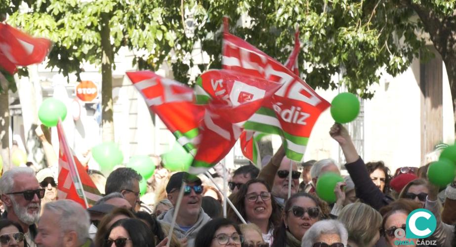 Cientos de personas se movilizan en Cádiz para defender la Educación Permanente de Adultos.