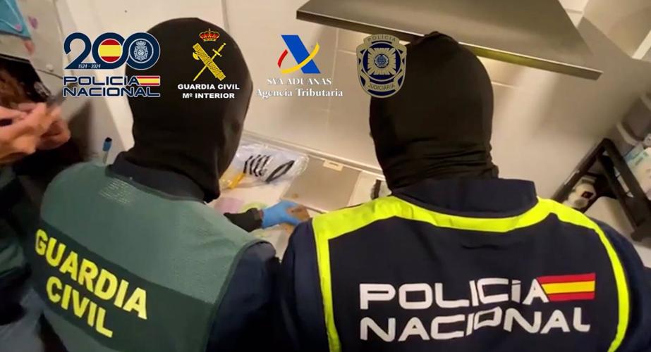 Dos agentes actuando de forma conjunta en la acción contra el narcotráfico