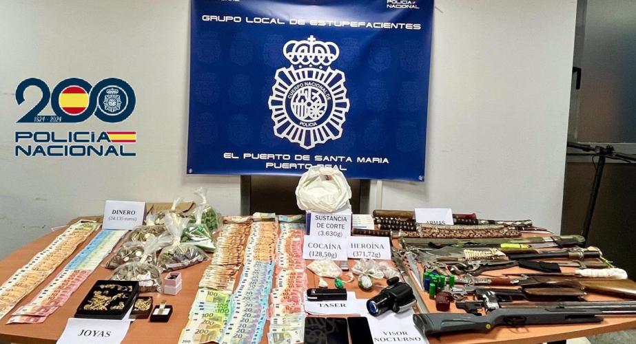 Droga, dinero y armas intervenidas a la organización desarticulada en El Puerto.