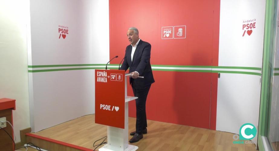 El secretario general del PSOE en la provincia durante su intervención en la rueda de prensa